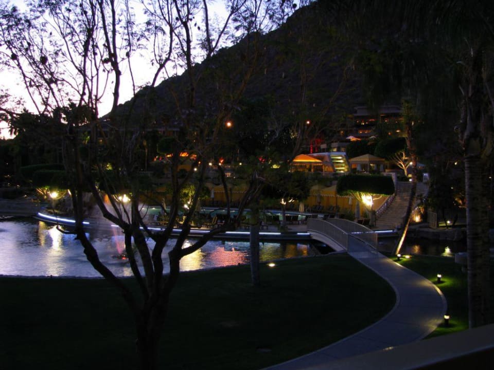 Abendlicher Blick von Casita auf Pools & Haupthaus Hotel The Phoenician