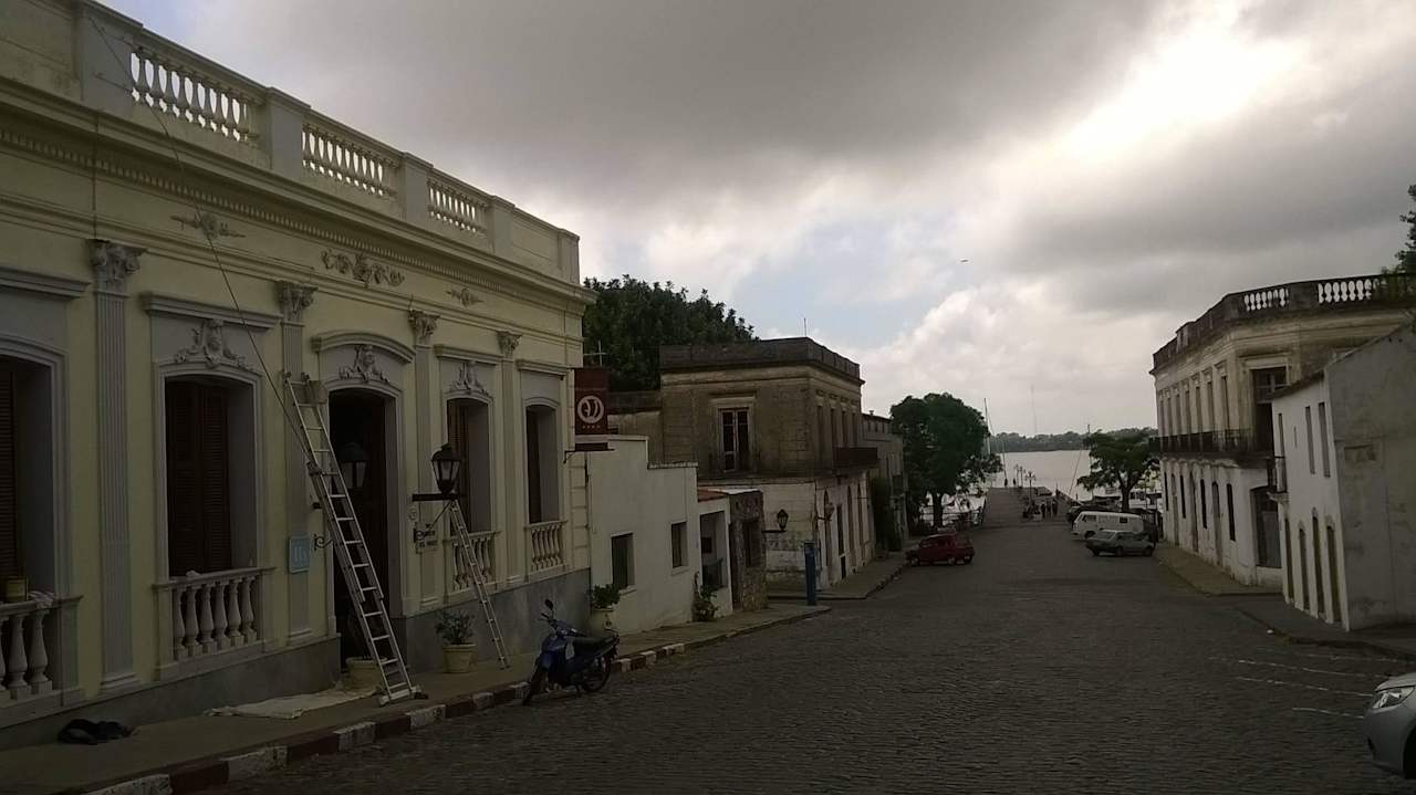 Links das Hotel mit Blick zum Rio de la Plata Hotel Posada Del Virrey