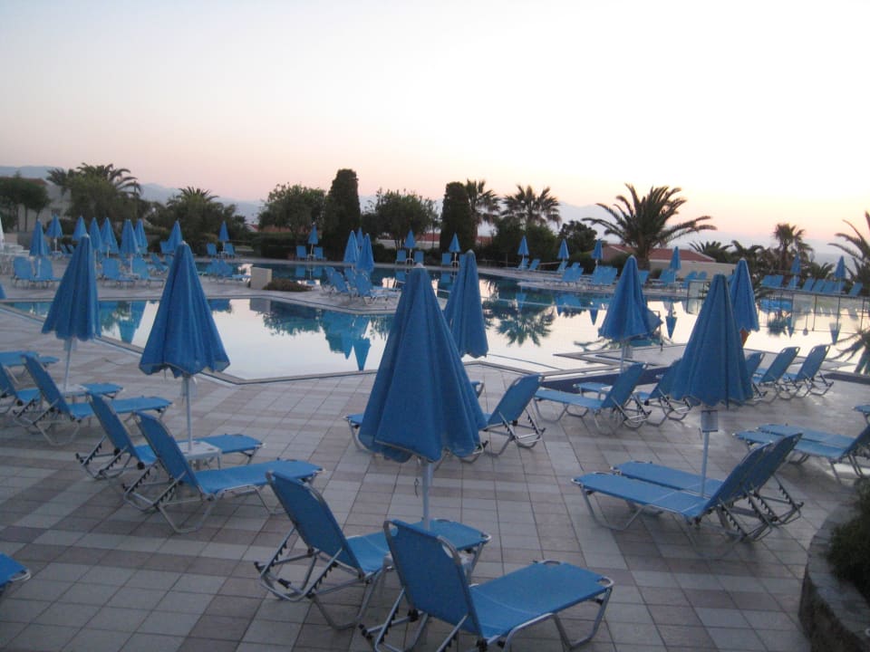 Pool in der Abenddämmerung Iberostar Waves Creta Panorama & Mare