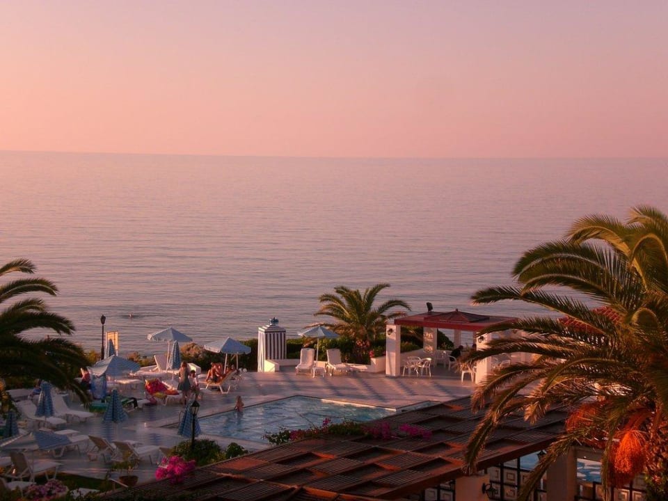 Blick vom Balkon auf Pool und Meer Creta Royal - Adults only