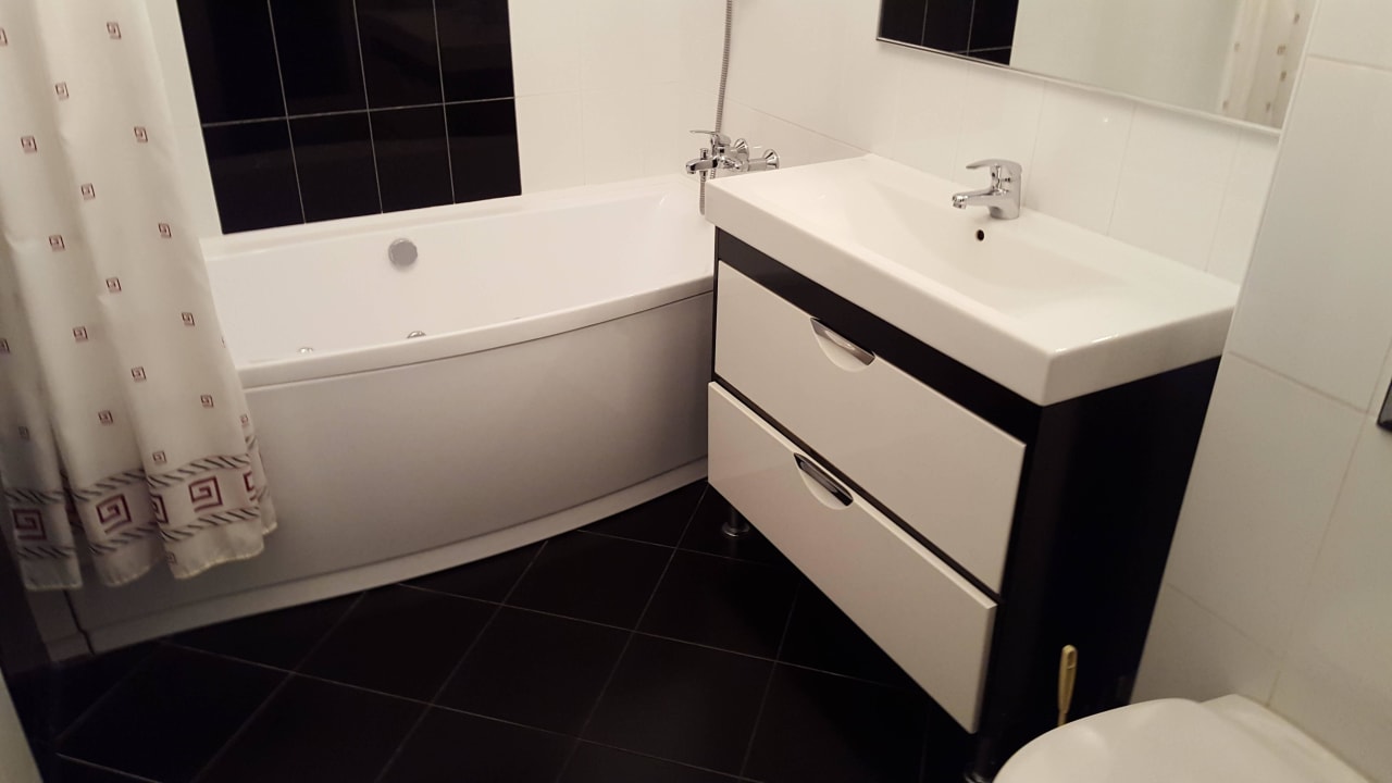 Waschtisch und Wanne im Bad Partner Guest House Baseina Street