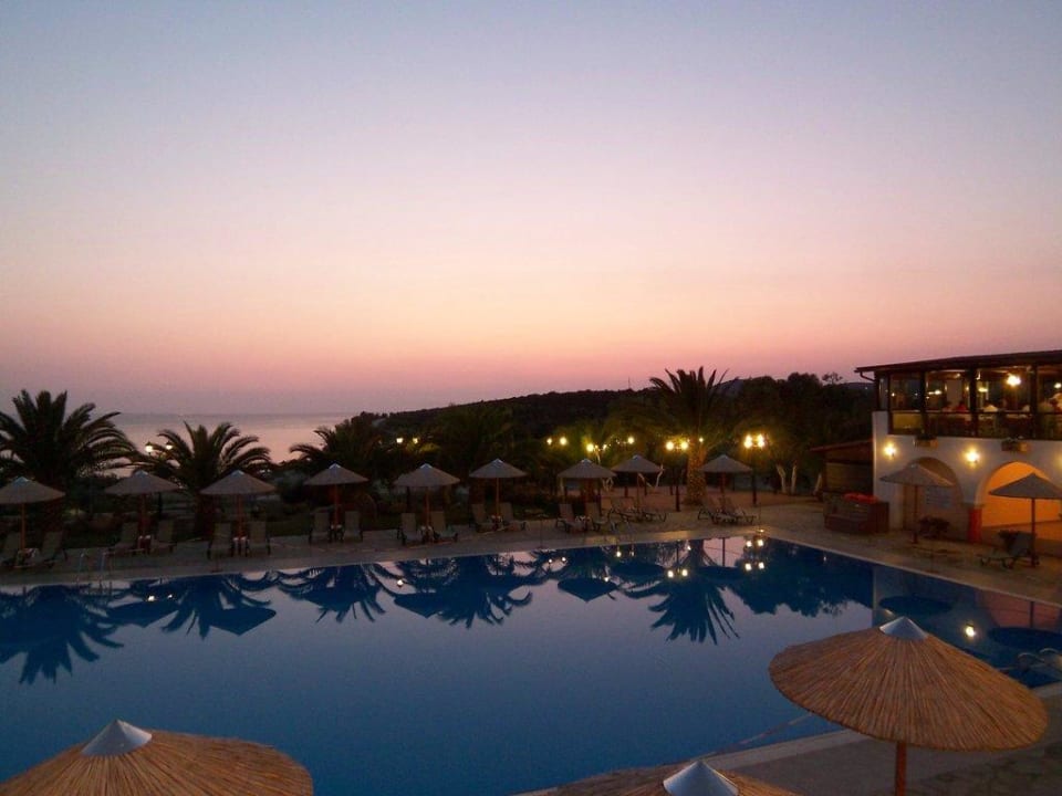 Sonnenuntergang über dem Hotelpool Blue Dolphin Resort Hotel