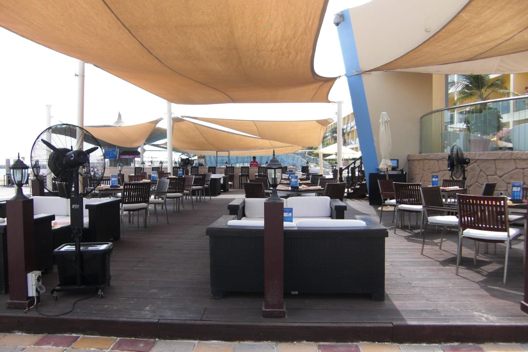 Aussenbereich Restaurant Breeze Radisson Blu Resort Fujairah
