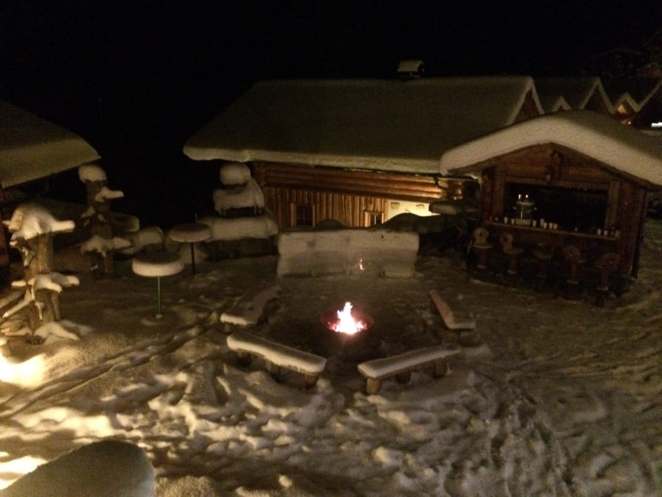 Schneebar mit Feuerstelle Hüttendorf Maria Alm