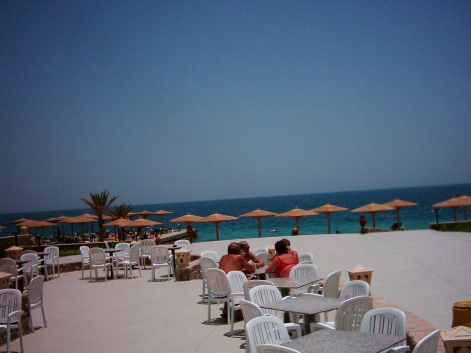 Blick von der neuen Poolbar zum Strand Palm Beach Resort