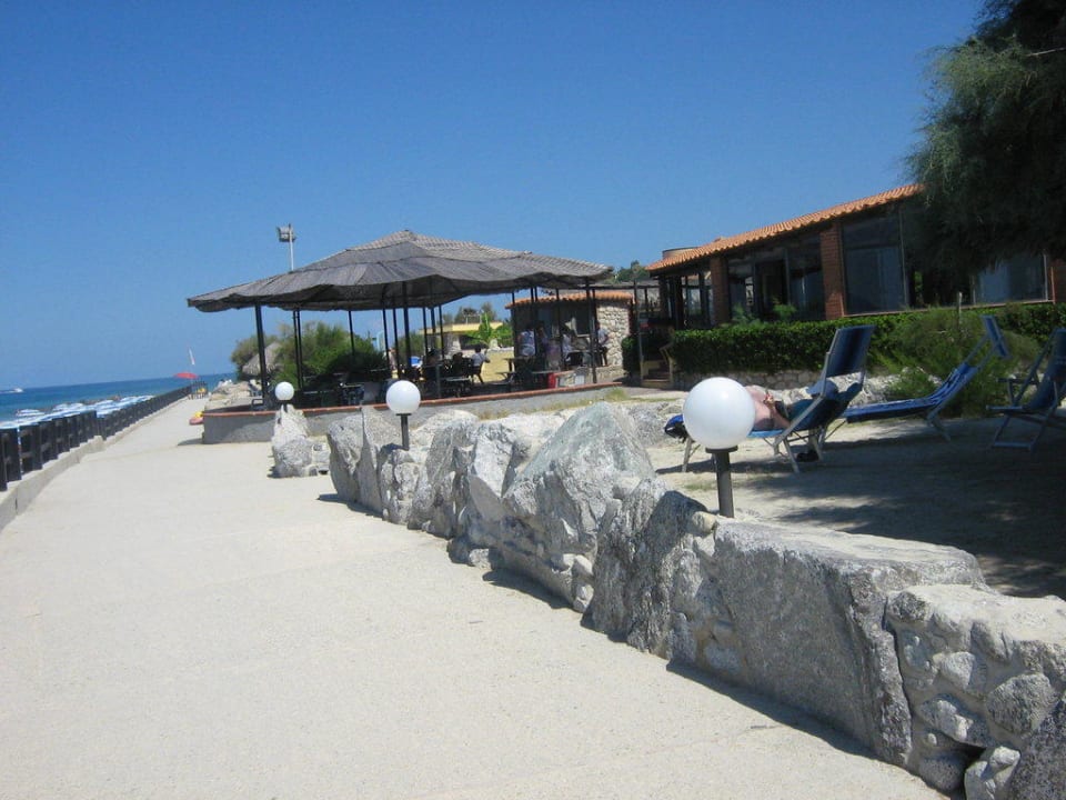 Strandpromenade am Hotel Villaggio Torre Ruffa Robinson