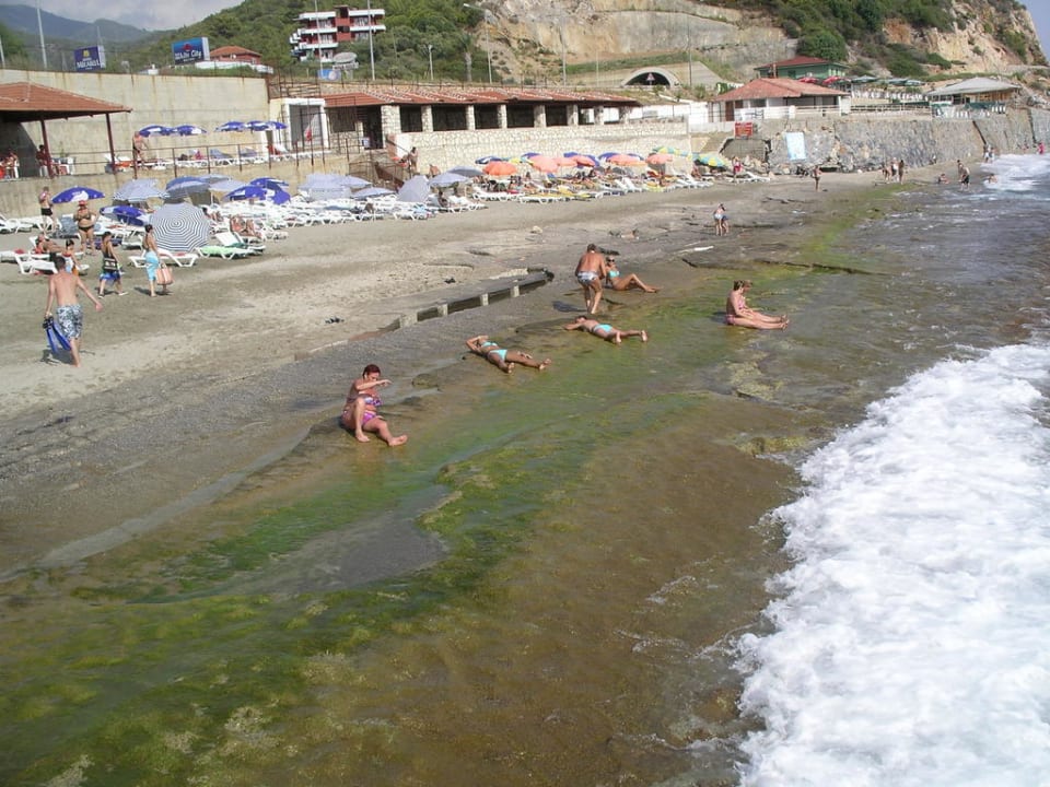 Gemütlich am Strand liegen Club Hotel Mirabell