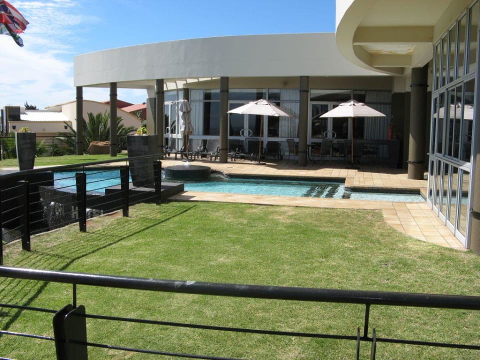 Blick auf den Pool & die Außenanlage (Ozeanseite) Hotel The Paxton