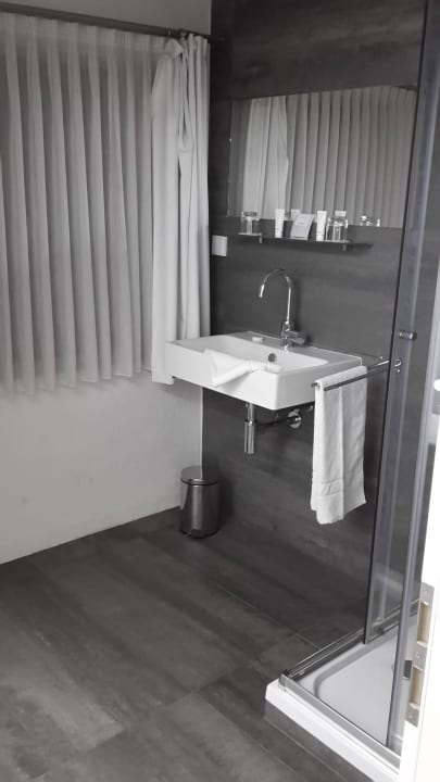 Bad---Waschbecken ohne Licht! Gut Hohenholz