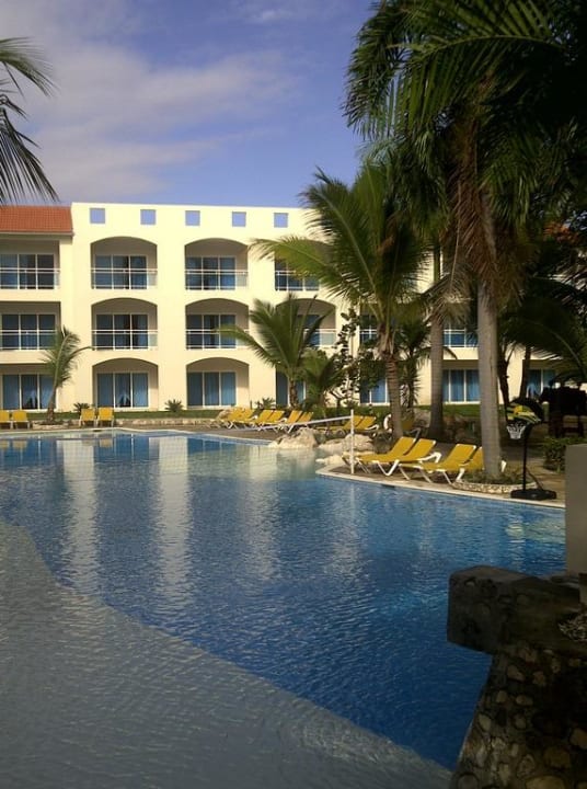 Pool mit Junior Suite Building Cofresi Palm Beach & Spa Resort