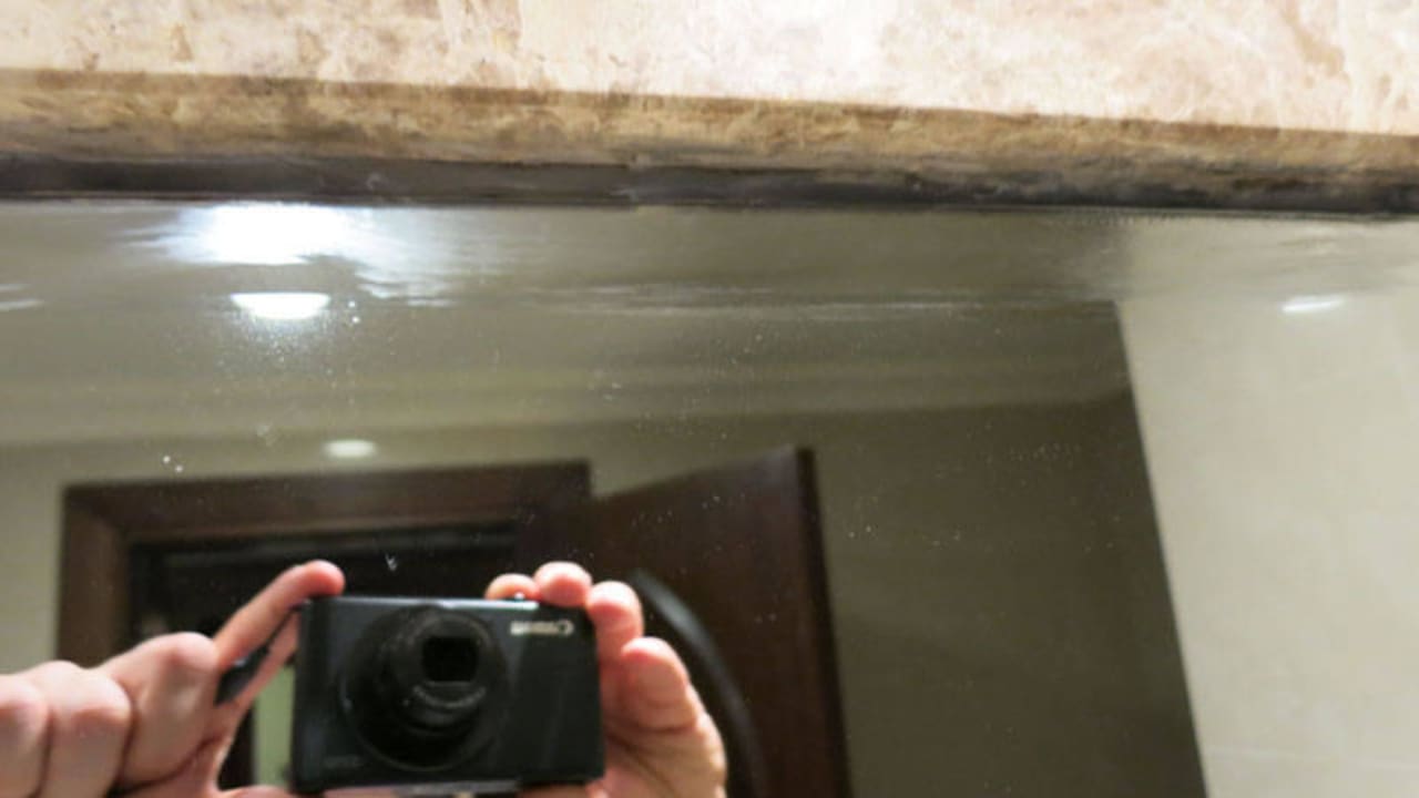 Verschmierte Spiegel bei Anreise Miramar Al Aqah Beach Resort