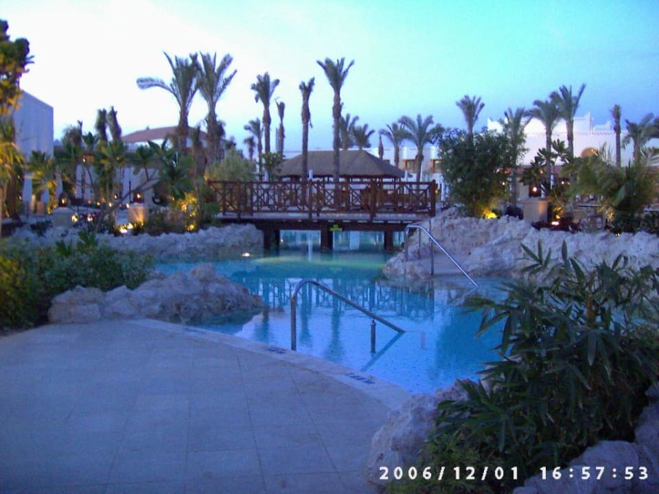 Pool mit Brücke Ghazala Gardens