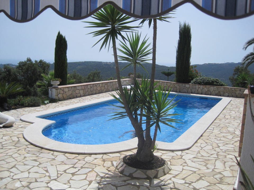 Blick von der Terrasse auf den Pool und Garten Ferienhaus Casa Jaro