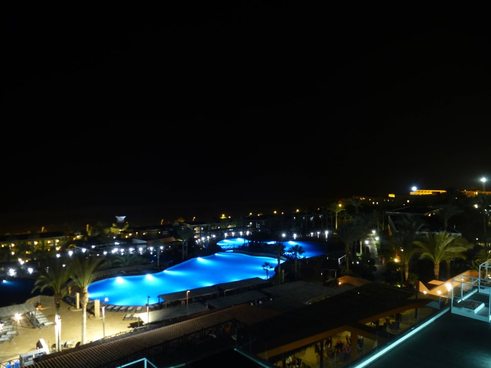 Allgemeine Poolanlage bei Nacht Occidental Jandía Royal Level - Adults only