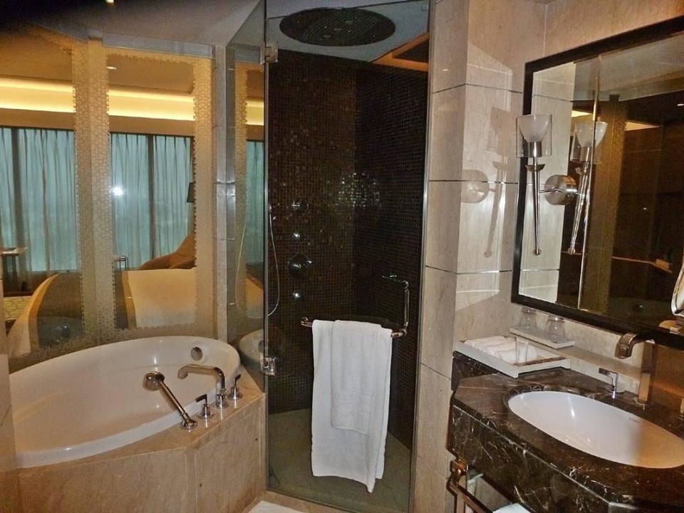 Bad im Executive Club-Zimmer The Leela Ambience Convention Hotel Delhi