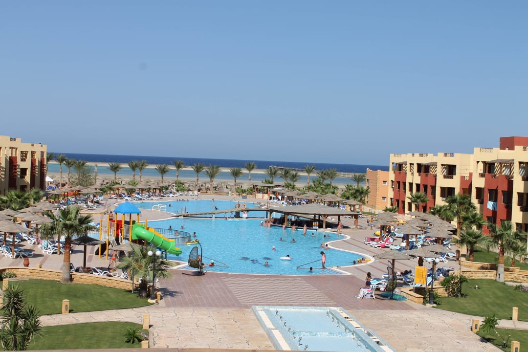 Blick von der Rezeption auf die Poolanlage Casa Mare Resort