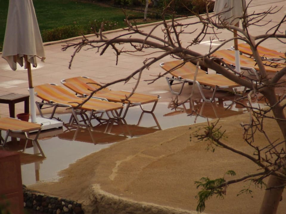 Liegen am Wellenpool nach dem Unwetter Sentido Akassia Beach
