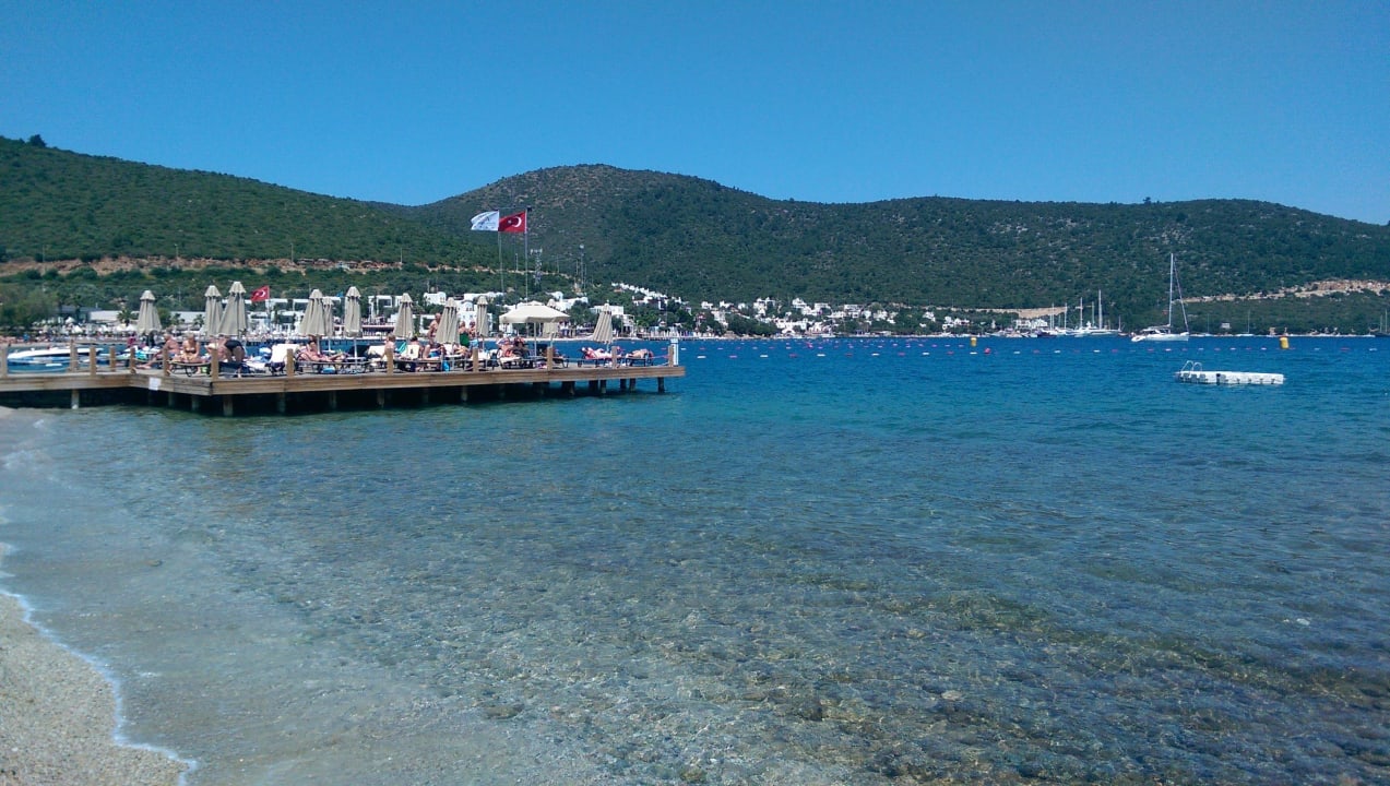 Steg mit großer Liegefläche Izer Hotel & Beach Club