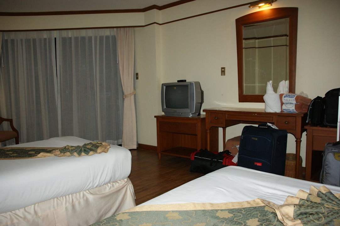 Widok na balkon Hotel Grand Jomtien Palace