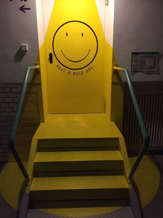 Nett bemalte Türe Michelberger Hotel