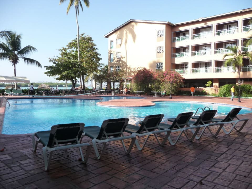 Pool mit Restaurant im Hintergrund whala!boca chica