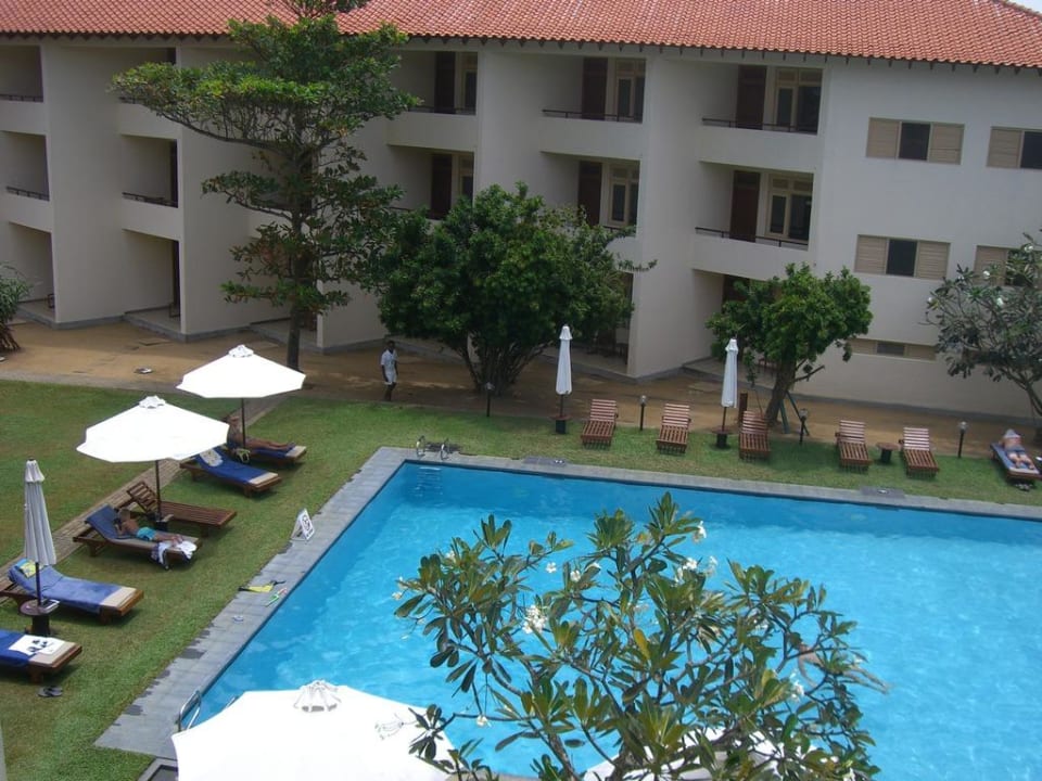 Blick von Zimmer 351 auf den Pool Mermaid Hotel & Club