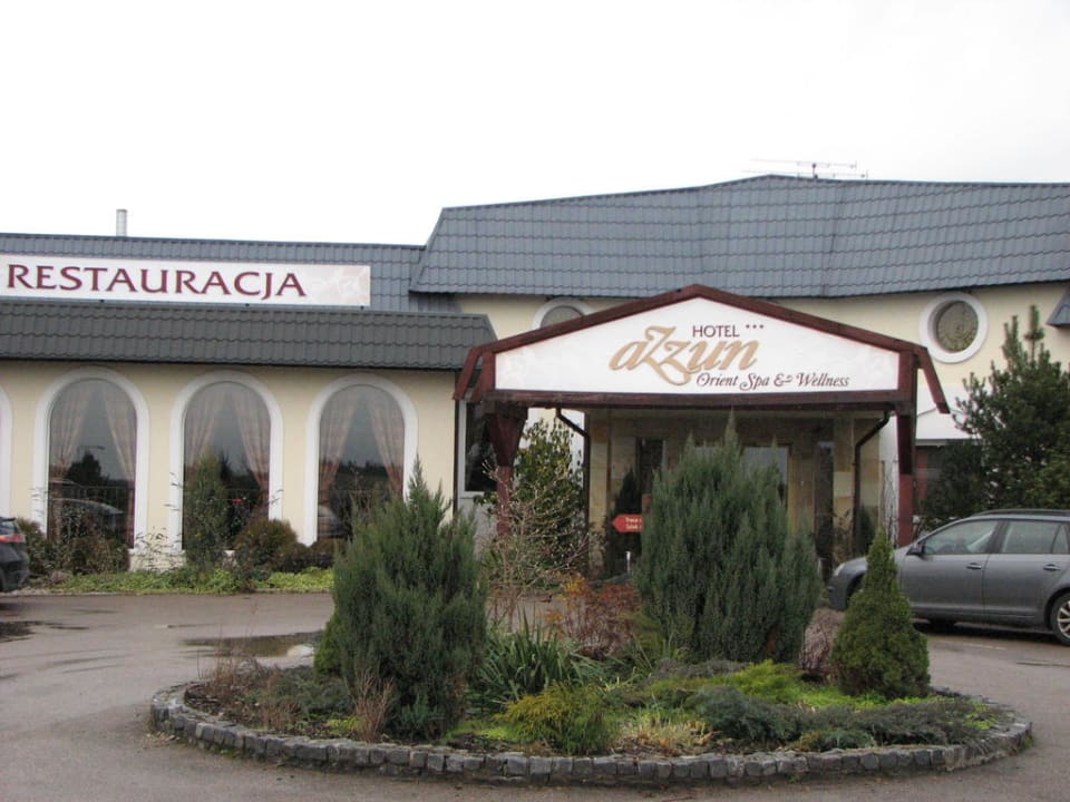 Widok na hotel od strony parkingu Hotel Azzun Orient SPA & Wellness