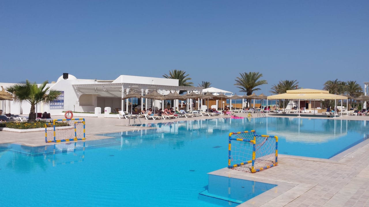 Poolanlage mit Restaurant Calimera Yati Beach