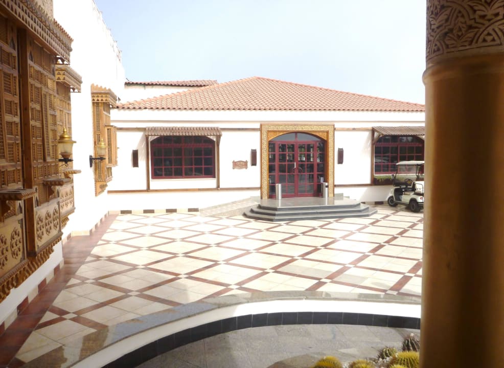 Vor dem Hotel Pickalbatros Dana Beach Resort - Hurghada