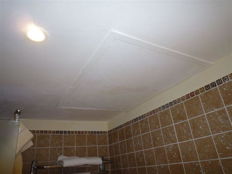 Tür in der Decke vom Badezimmer Ilunion Sancti Petri