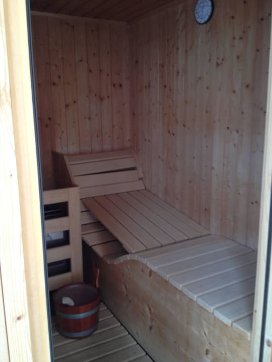 Innenraum der Außensauna Finkenhof