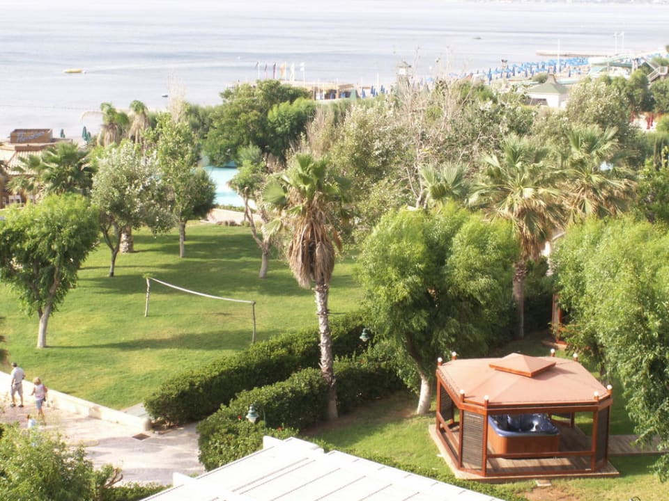 Gartenanlage mit Whirlpool Esperos Palace Resort & Spa
