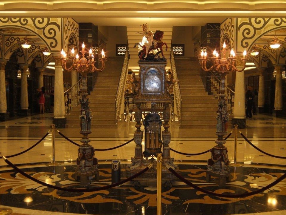 Lobby bars Royal Holiday Palace