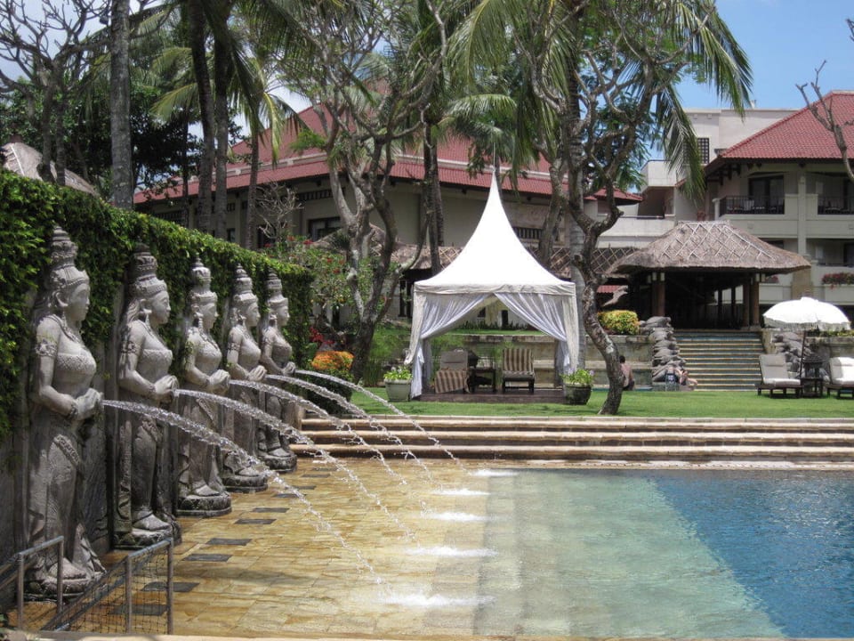 Einer der Pools mit Liegebereich InterContinental Bali Resort