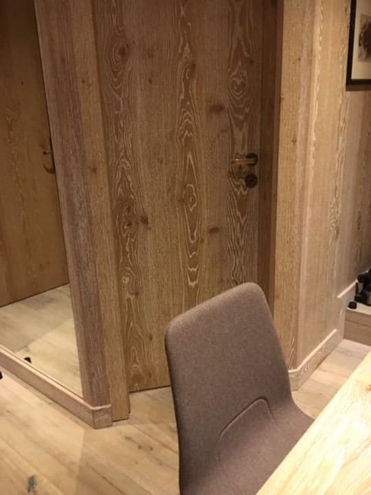 Abstand Sitzgelegenheit zur Badezimmertüre Hotel Hochschober