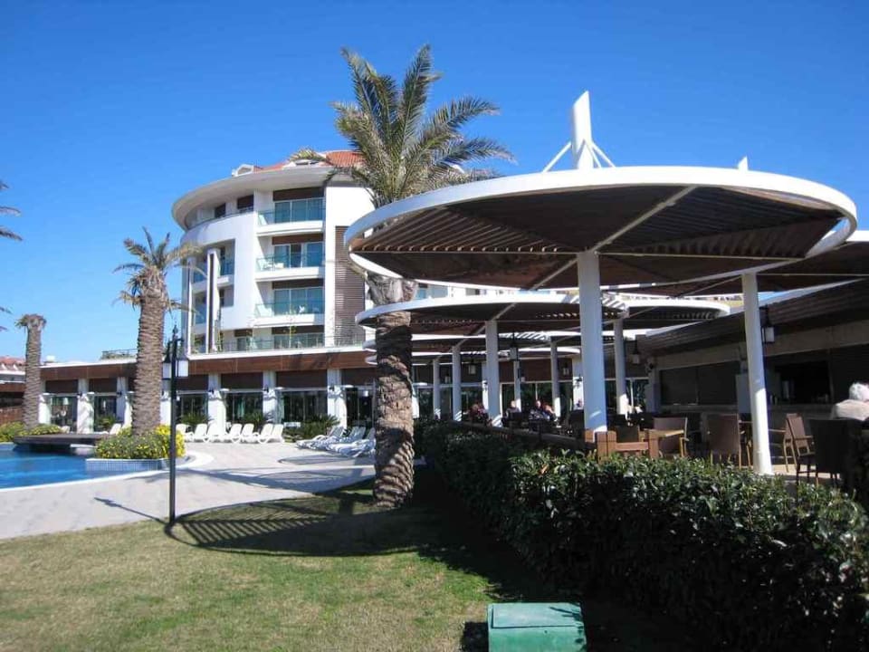 Bâtiment vu à partir de la promenade Sunis Evren Beach Resort Hotel & Spa