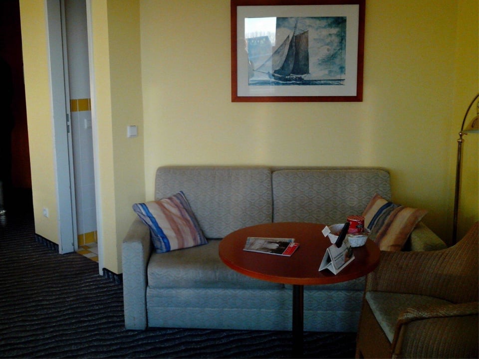 Sofa an Kanten abgewetzt, fleckig & durchgesessen Wyndham Hotel Stralsund HanseDom