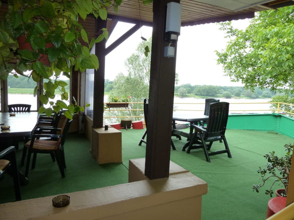 Der Bug mit Terrasse Schiffshotel Sonnenschein