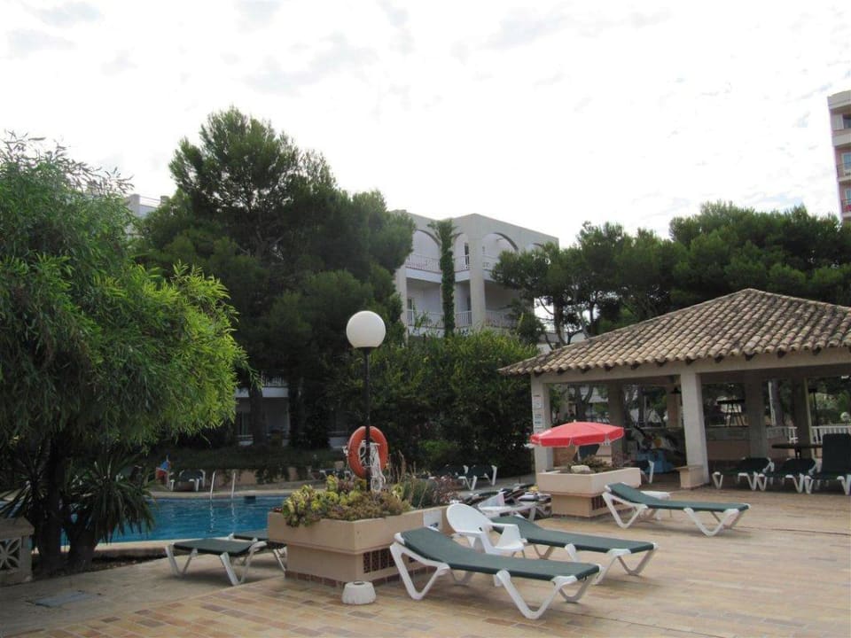 Blick auf die Terrasse am Pool Aparthotel Houm Plaza Son Rigo