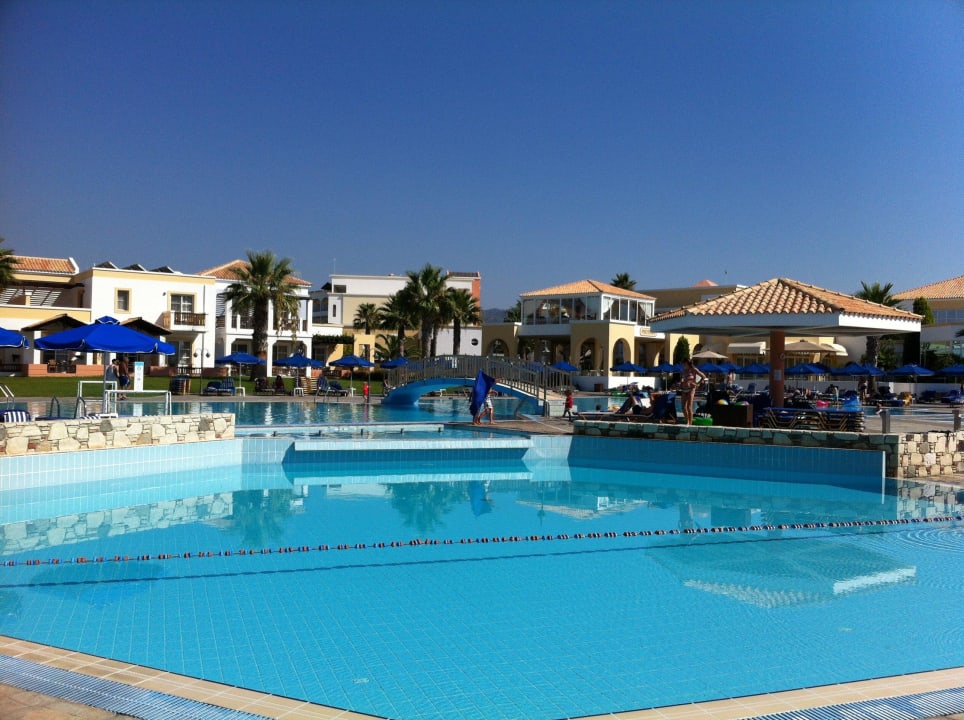 Einer der vier Pools Neptune Luxury Resort