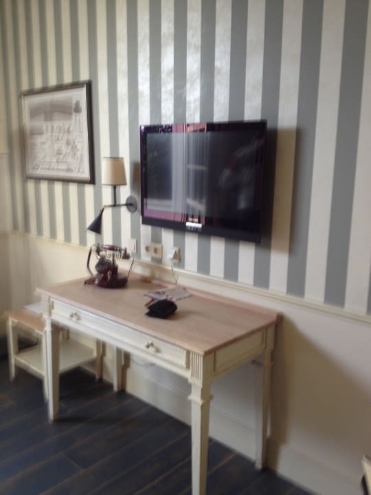 TV und Schreibtisch Hotel Bell Rock Europa-Park