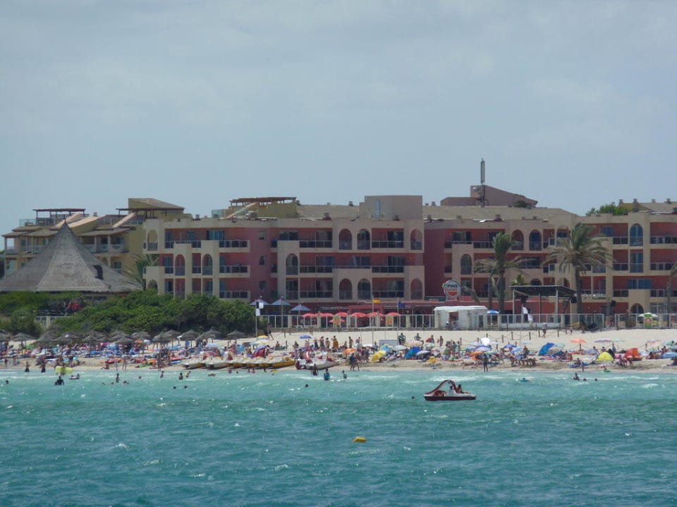 Blick vom Meer zum Hotel Alcudia Pins Grupotel Alcudia Pins