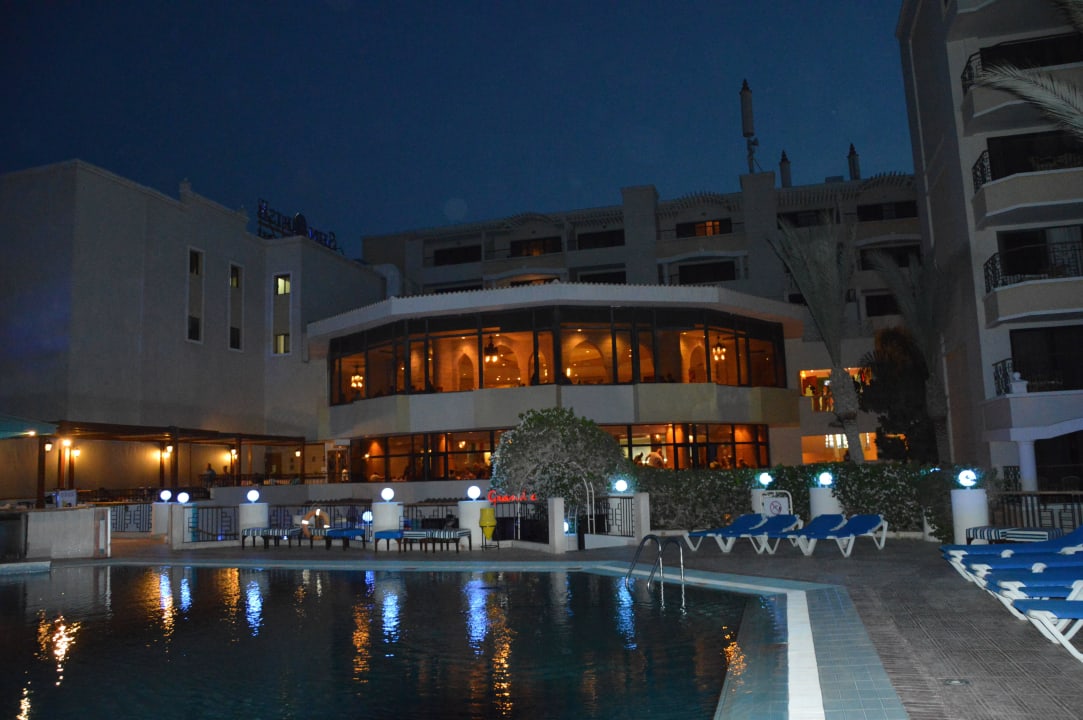 Pool bei Nacht mit den bei den Hauptrestaurants SUNRISE Holidays Resort (Adults Only)