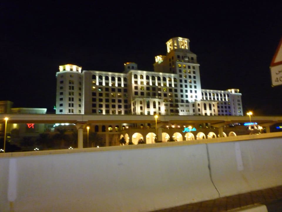 Das abendliche beleuchtete Hotel Kempinski Hotel Mall of the Emirates