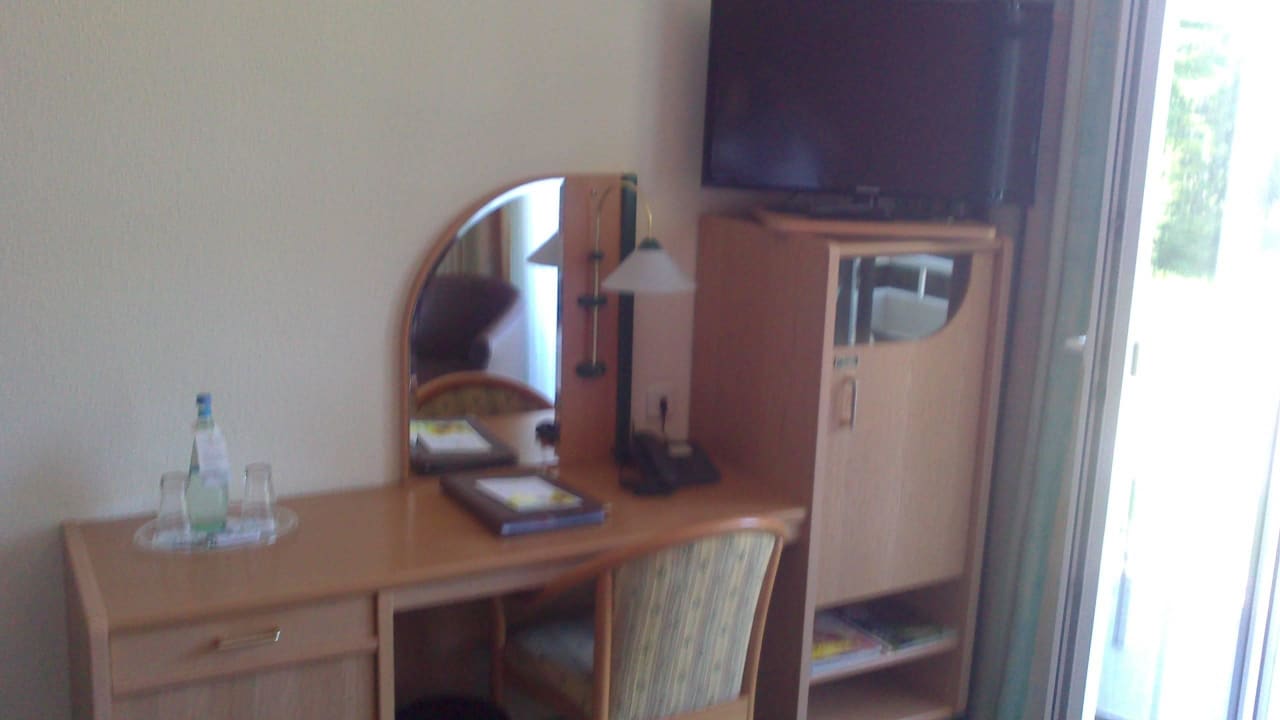 Schreibtisch mit Kühlschrank Hotel Bernstein Rügen