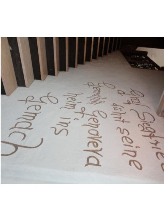 Genoveva kommt heim ins Gemach (Eingang) Ferienanlage Historisches Genoveva Gemach