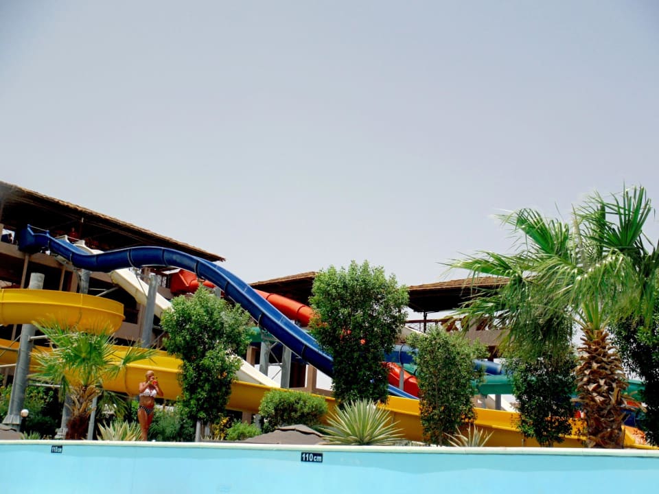 Ein Teil der Rutschen Pickalbatros Jungle Aqua Park Resort - Neverland Hurghada