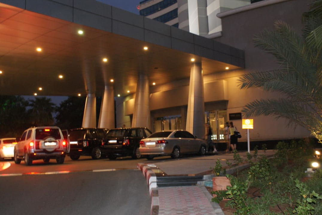 Ausseneingang Hotel Le Meridien Al Aqah Beach Resort
