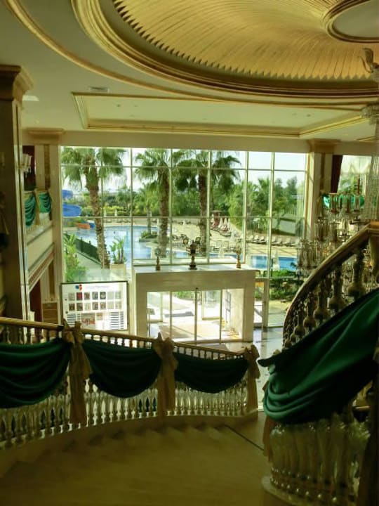 Blick auf die Pool-und Gartenanlage Diamond Excellence Resort & Spa