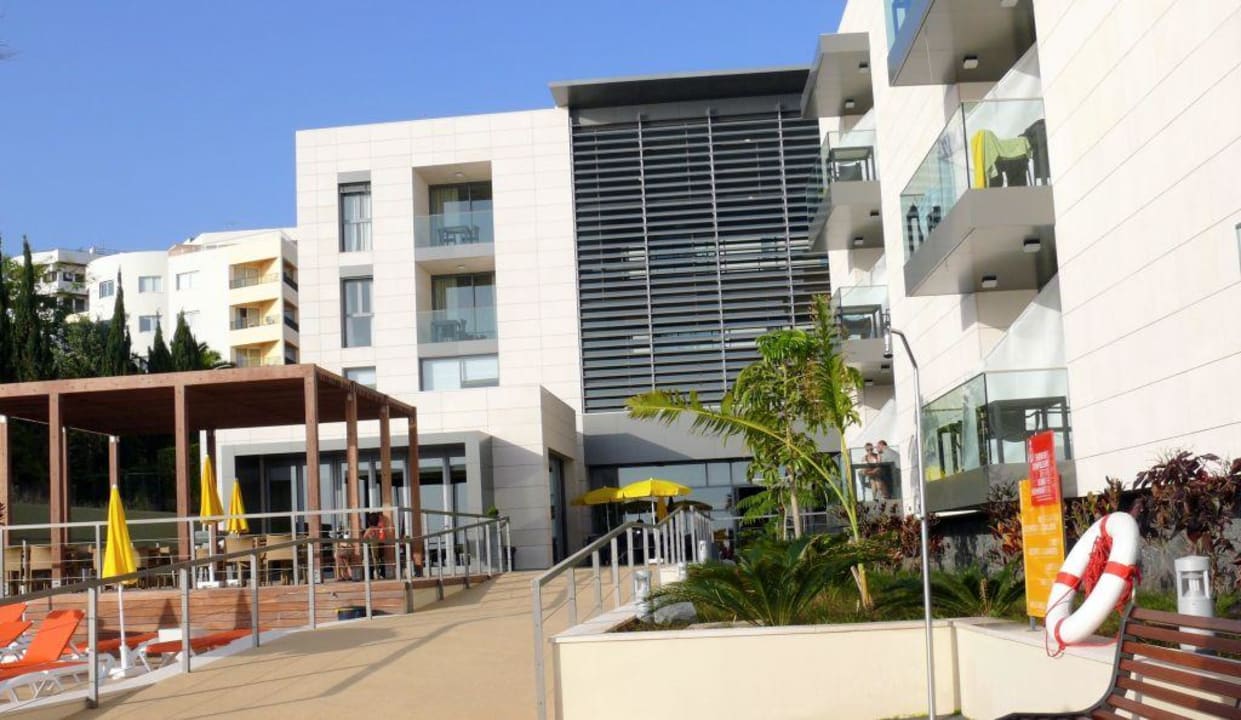 Aussenterrasse mit Pool Hotel Golden Residence